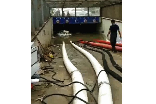 二环支路沙口路,山东消防两台,我们三台潜水泵同时运行,一切正常了